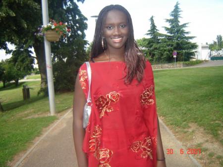 ndeye en mode sourire reste comme té bizu a tw !!!!